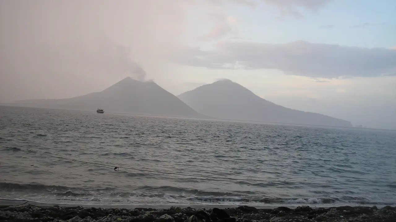27 Agustus 1883: Gunung Krakatau Meletus, Bunyi Ledakan Terdengar ...