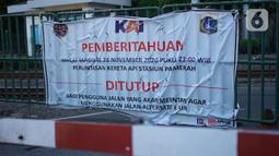 Spanduk pemberitahuan terpasang di perlintasan sebidang dekat Stasiun Palmerah dan Gedung DPR/MPR yang ditutup permanen di Jakarta, Selasa (1/12/2020). Penutupan jalur sebidang tersebut merupakan salah satu bagian dari penataan kawasan Stasiun Palmerah tahap dua. (Liputan6.com/Immanuel Antonius)