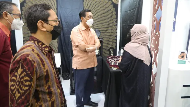 Potret Menko Luhut Kunjungi Pameran Adiwastra Nusantara 2022
