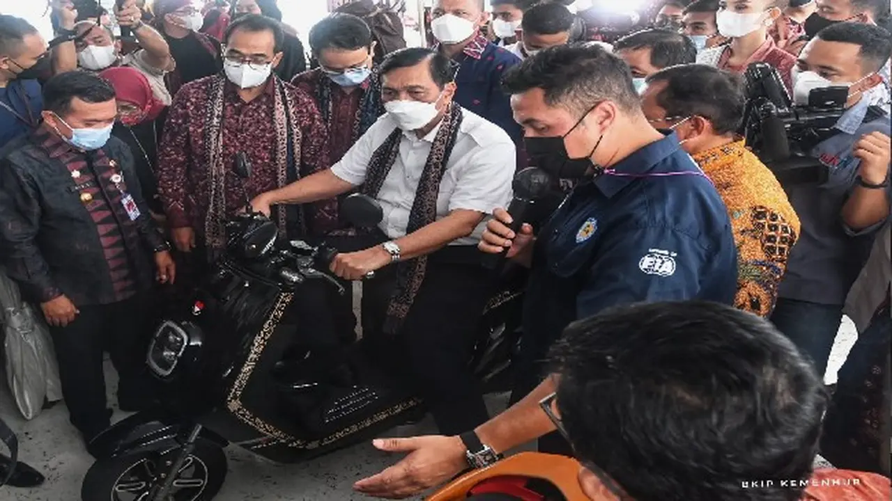 Menteri Koordinator Kemaritiman dan Investasi Luhut Binsar Pandjaitan pada Peluncuran Gernas BBI di Bandara Sultan Thaha Jambi pada Rabu (19/1/2022).