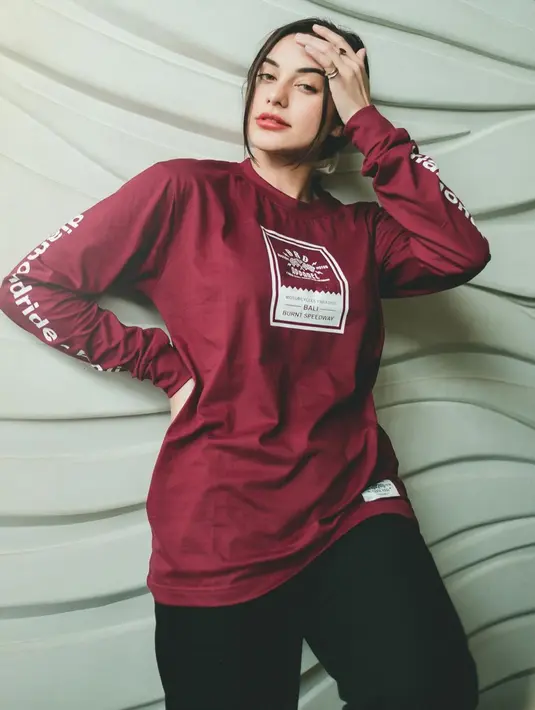 Nora Alexandra memang cukup jarang tampil dengan outfit yang heboh. Walaupun sekadar pakai kaos merah dan celana hitam seperti ini, gaya outfitnya tetap fashionable. (Liputan6.com/IG/ncdpapl)