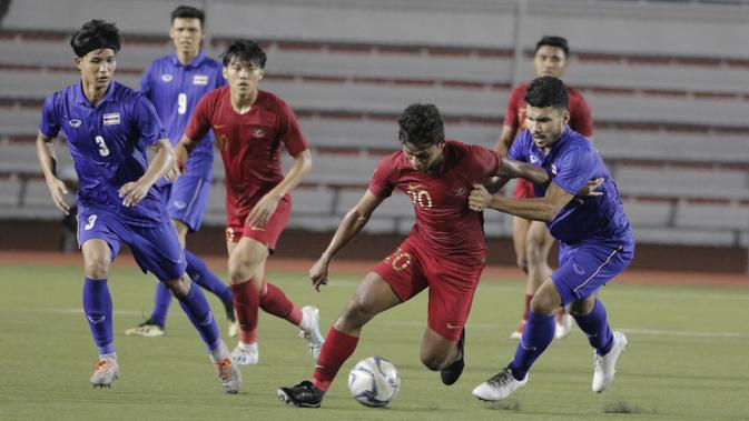 Gelandang Timnas Indonesia U-22, Osvaldo Haay, berusaha merebut bola saat melawan Thailand pada laga SEA Games 2019 di Stadion Rizal Memorial, Manila, Selasa (26/11). Indonesia menang 2-0 atas Thailand. (Bola.com/M Iqbal Ichsan)
