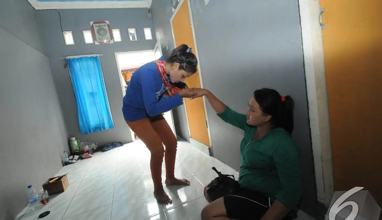 Ninih tinggal bersama kakaknya Teh Lina. Tampak Ninih sedang mencium tangan Teh Lina saat tiba di rumah kontrakannya di daerah Pejompongan, Jakarta. Foto diambil pada Selasa (9/12/2014). (Liputan6.com/Herman Zakharia) 