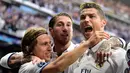 Cristiano Ronaldo (CR7) merayakan golnya bersama rekan saat leg pertama semifinal Liga Champions melawan Atletico Madrid di Santiago Bernabeu, Rabu (3/5). Ronaldo memborong semua gol Real Madrid dalam kemenangan 3-0. (AFP Photo)