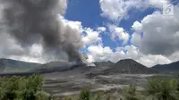 Pemandangan erupsi Gunung Bromo di kawasan Ngadisari, Probolinggo, Jawa Timur, Senin (25/3). Kawasan Gunung Bromo tetap aman dikunjungi wisatawan selama tidak memasuki jarak radius 1 kilometer dari kawah. (merdeka.com/Arie Basuki)