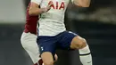 Penyerang Tottenham Hotspur, Gareth Bale melompat saat berebut bola dengan pemain West Ham, Aaron Cresswell dalam laga Liga Inggris di Tottenham Hotspur Stadium, Minggu (18/10/2020). Laga yang berakhir dramatis 3-3 itu diwarnai debut bintang anyar Tottenham, Gareth Bale. (AP photo/Matt Dunham, Pool)