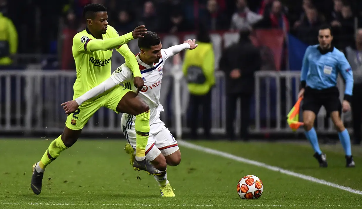 Duel yang dilakukan Nelson Semedo dan Houssem Auoar pada leg 1, babak 16 besar Liga Champions yang berlangsung di stadion Parc Olympique Lyonnais, Lyon, Rabu (20/2). Barcelona bermain imbang 0-0 kontra Lyon. (AFP/Franck Fife)