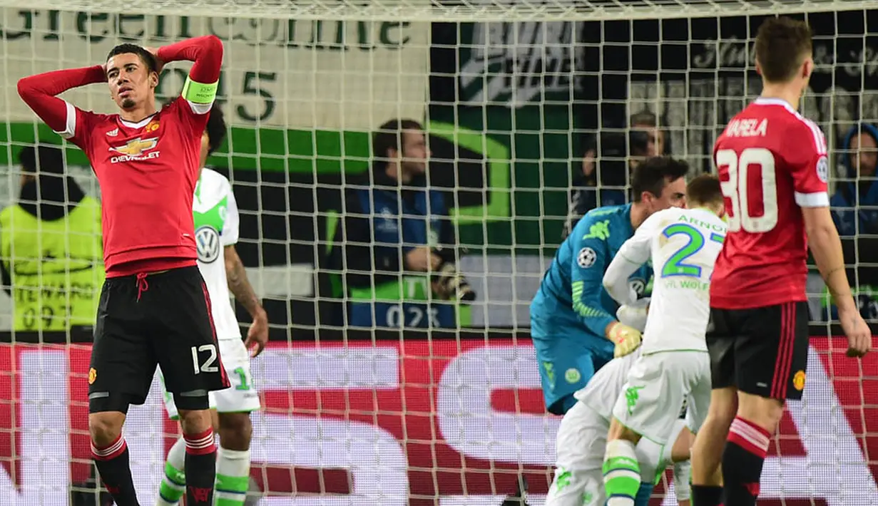 8. Manchester United takluk dari wakil Jerman, Wolfsburg 2-3 pada laga Liga Champions. Kekalahan itu membuat Setan Merah harus tersingkir dari fase grup Liga Champions. (AFP/John Macdougall)