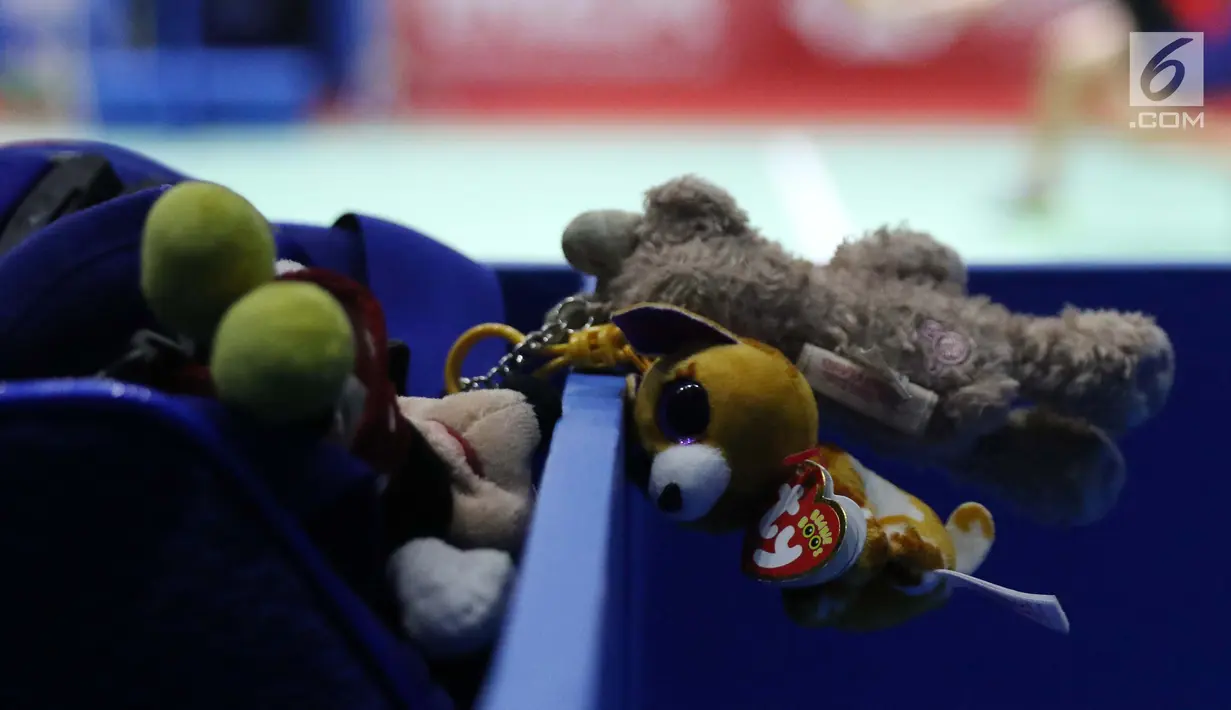 Gantungan tas berbentuk boneka-boneka kecil yang digunakan pebulu tangkis tunggal putri Indonesia, Gregoria Mariska Tunjung terlihat saat melawan Ratchanok Intanon (Thailand) di babak 16 besar Indonesia Open 2019 di Istora Senayan, Jakarta, Kamis (18/7/2019). (Liputan6.com/Helmi Fithriansyah)