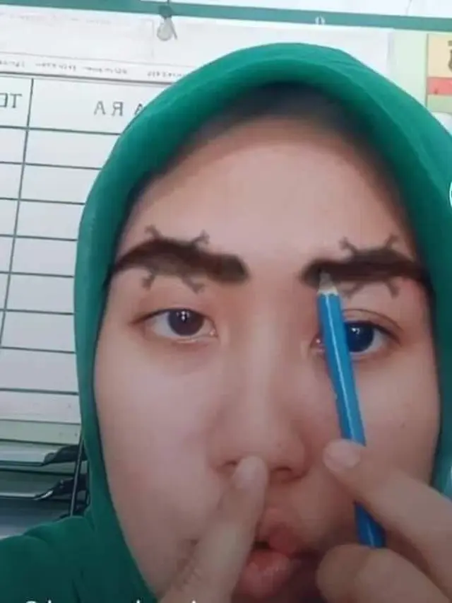 6 Alis Cewek Bentuk Cicak Ini Bikin Geli, Enggak Habis Pikir