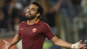 Mohamed Salah. Striker AS Roma yang awalnya merupakan pemain pinjaman dari Chelsea ini bergabung dengan Liverpool pada awal musim 2017/2018. Ia dilepas ke Liverpool dengan mahar senilai 42 juta euro. Ia langsung tampil tajam di musim debutnya dan menjadi top skor dengan 32 gol. (AFP/Andreas Solaro)