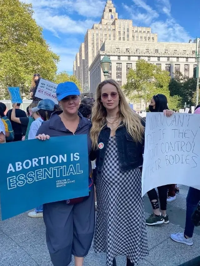 Jennifer Lawrence Ikut Demo Hak Aborsi Saat Hamil Anak Pertama