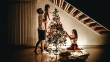Ilustrasi merayakan natal bersama anak. Photo by Jonathan Borba on Unsplash