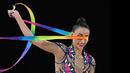 Pesenam Australi, Alexandra Kiroi-Bogatyreva bertanding saat perebutan medali untuk senam ritmik pita pada hari kesembilan Commonwealth Games di Birmingham Arena, Inggris, pada 6 Agustus 2022. (AFP/Paul Ellis)