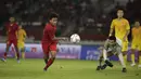 Gelandang Timnas Indonesia U-16, Aditya Daffa, mengontrol bola saat melawan China pada Kualifikasi Piala AFC U-16 2020 di SUGBK, Jakarta, Minggu (22/9). Kedua negara bermain imbang 0-0. (Bola.com/Vitalis Yogi Trisna)
