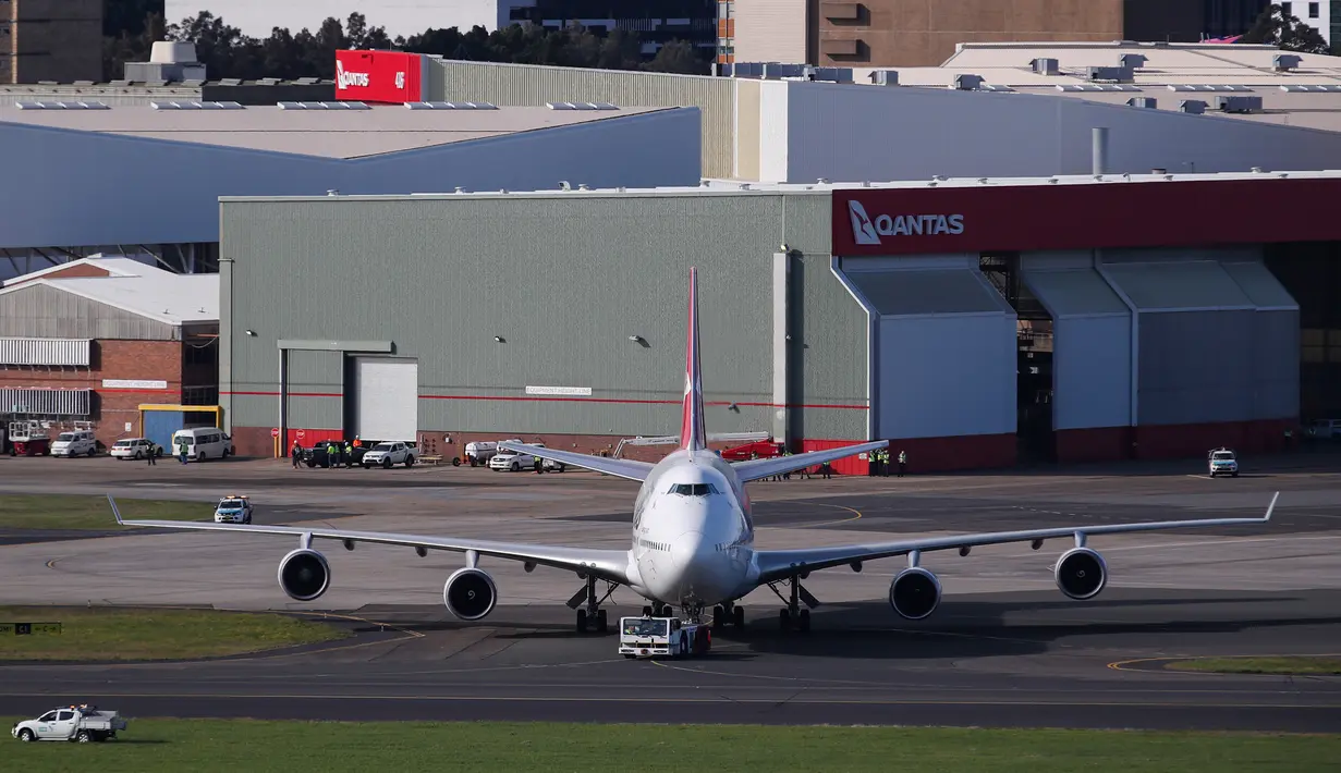 Pesawat penumpang jumbo Boeing 747 terakhir milik maskapai nasional Australia Qantas bersiap untuk lepas landas di Sydney, Australia, Rabu (22/7/2020). Dengan mengudaranya penerbangan QF7474, Boeing 747 resmi dipensiunkan dari Qantas. (Xinhua/Bai Xuefei)
