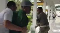 Detik-detik Pria Mengamuk dan Siram Bensin di Kantor Bupati Langkat