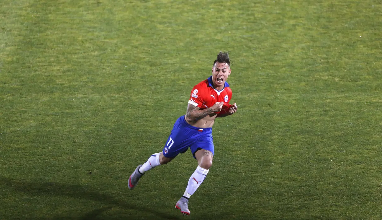 Striker Cile, Eduardo Vargas, merayakan gol kedua yang dicetaknya ke gawang Peru dalam semifinal Copa America 2015 yang berlangsung di Estadio Nacional Julio Martinez Pradanos di Santiago, Cile, (29/6/2015).  (EPA/Juan Carlos Cardenas)
