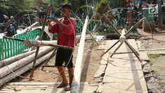 Pedagang menjual batang pohon pinang di kawasan Manggarai, Jakarta, Kamis (3/7). Pohon pinang tersebut dijual seharga Rp900ribu perbatang, yang banyak digunakan untuk meramaikan perlombaan perayaan HUT Kemerdekaan RI. (Liputan6.com/Immanuel Antonius)