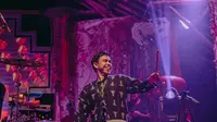 Ditto Percussion menggarap soundtrack film Si Juki The Movie: Harta Pulau Monyet. Ia merekam single “Huwala! (Ayo Berpetualang)” bareng anak dan istri. (Foto: Dok. Instagram @dittopercussion)