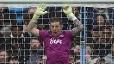 Kiper Manchester City, Jordan Pickford melakukan psywar saat pemain Manchester City, Erling Haaland bersiap melakukan tendangan penalti pada laga lanjutan Liga Inggris 2024/2025 di Etihad Stadium, Manchester, Inggris, Kamis (26/12/2024). (AFP/Darren Staples)