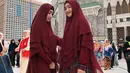 Sama-sama berparas cantik, dan postur tubuh yang tidak beda jauh, keduanya juga kerap mengenakan pakaian hingga jilbab sama seperti anak kembar. [Instagram/cindyfatikasari18/osnapitzcha]