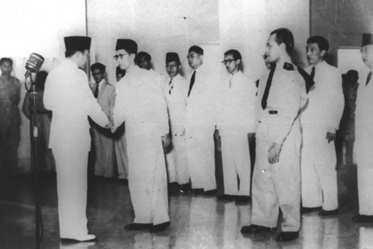 Presiden pertama RI Sukarno tengah bersalaman dengan Mohammad Natsir yang dilantik menjadi Perdana Menteri. (Istimewa)
