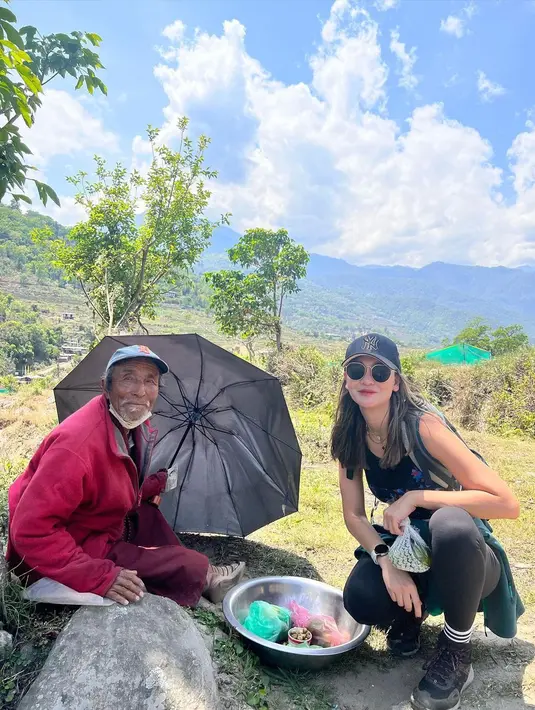 Dalam setiap unggahannya, Luna Maya selalu terlihat kece meski dengan outfit kasual yang sederhana.  [Foto: IG/lunamaya].