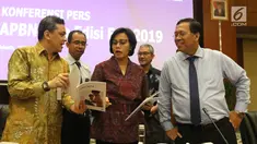 Menkeu Sri Mulyani (tengah) berbincang dengan Dirjen saat konferensi pers APBN KiTa Edisi Feb 2019 di Jakarta, Rabu (20/2). Kemenkeu mencatat defisit APBN pada Januari 2019 mencapai Rp45,8 triliun atau 0,28 persen dari PDB. (Liputan6.com/Angga Yuniar)