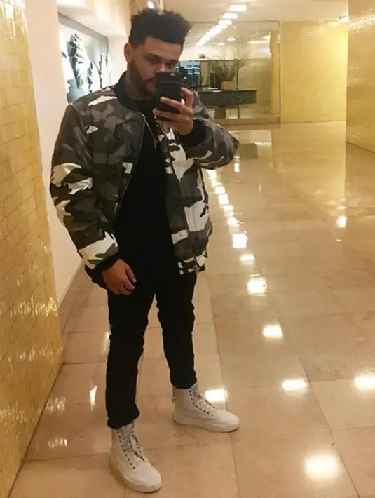 Ketidak hadiran The Weeknd di hari ulang tahun Selena Gomez lantaran harus bertanggung jawab atas kariernya. Di saat yang bersamaan, The Weeknd tampil di Lollapalooza Paris, pada malam harinya. (Instagram/theweeknd)