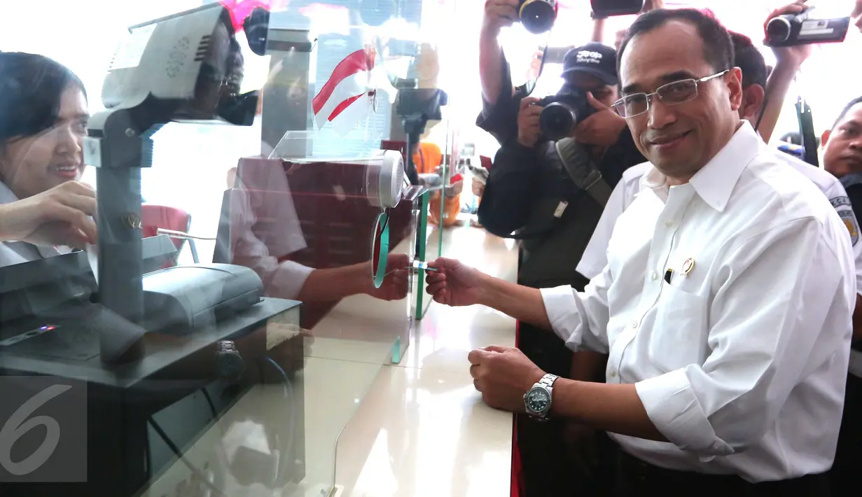 Menhub Budi Karya Sumadi membeli tiket elektronik sebelum naik KRL Commuter Line di Stasiun Juanda, Jakarta, Rabu (10/8). Menhub Budi meninjau proyek pembangunan kereta bandara Soekarno Hatta yang akan terintegrasi dari Jakarta (Liputan6.com/Angga Yuniar)