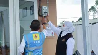 Gubernur Jatim Khofifah mengecek pemasangan listrik di huntara dan huntap pengungsi Semeru. (Dian Kurniawan/Liputan6.com).