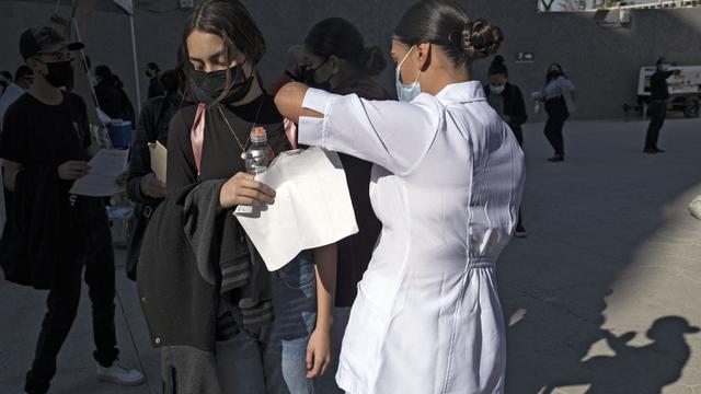 FOTO: Anak-Anak Meksiko Antre Divaksin COVID-19