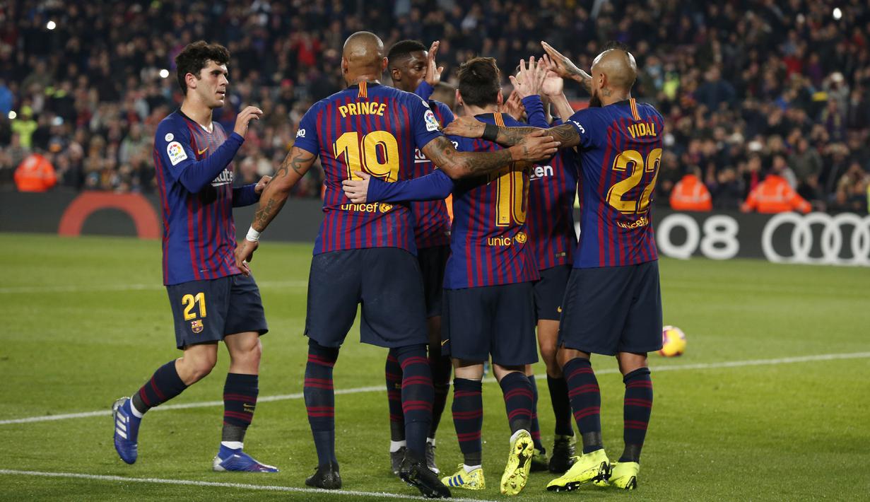 Para pemain Barcelona merayakan gol yang dicetak Lionel Messi ke gawang Valladolid pada laga La Liga di Stadion Camp Nou, Barcelona, Sabtu (16/2). Barcelona menang 1-0 atas Valladolid. (AFP/Pau Barrena)