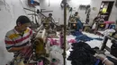 Pekerja menyelesaikan pembuatan konveksi pakaian lebaran di R. Clarisi Collection pada sentra Usaha Mikro Kecil dan Menengah (UMKM) Konveksi Bulak Timur, Depok, Jawa Barat, Senin, (17/3/2025). (merdeka.com/Arie Basuki)