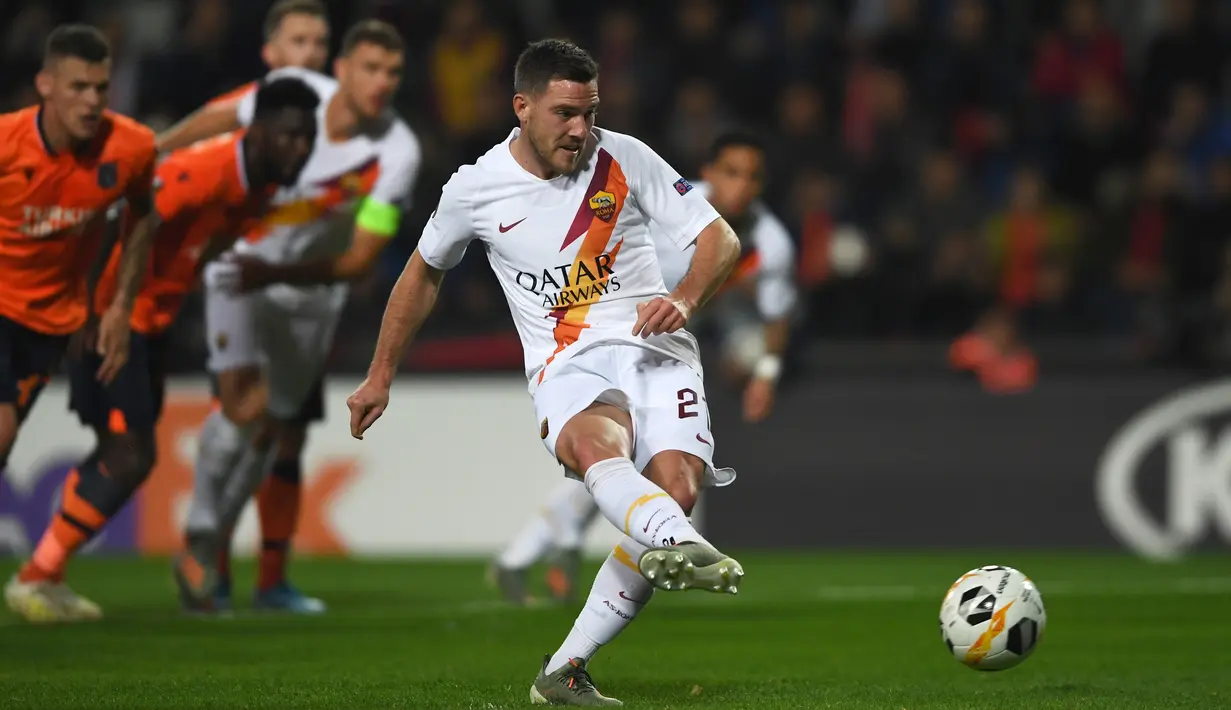 Gelandang AS Roma, Jordan Veretout melakukan tendangan penalti saat menghadapi Istanbul Basaksehir pada laga kelima Grup J Liga Europa 2019-2020 di stadion Fatih Terim, Kamis (28/11/2019). AS Roma menang meyakinkan dengan skor 3-0.  (Ozan KOSE / AFP)