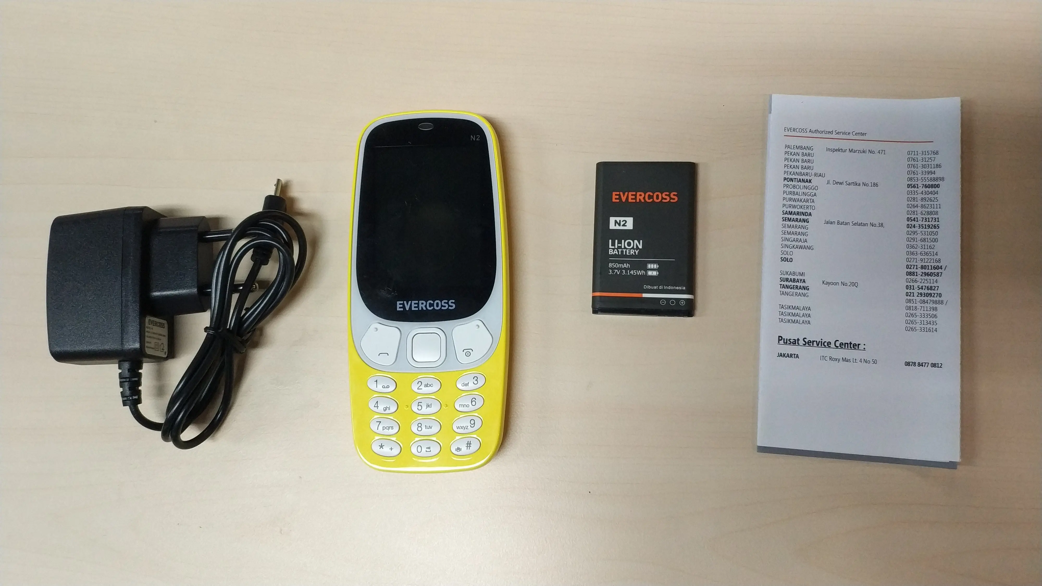 Kelengkapan yang ada di boks Evercoss N2, feature phone lokal yang mirip dengan Nokia 3310 Reborn (Liputan6.com/ Agustin Setyo W)