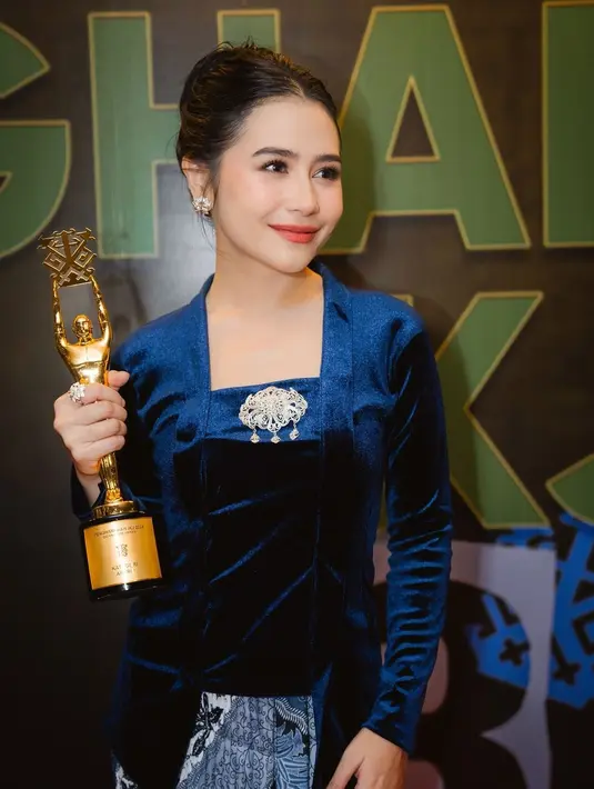 Wajah Prilly pun terlihat cantik dengan pulasan makeup look flawless bernuansa coral yang fresh. [@prillylatuconsina96]