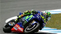 Pebalap Movistar Yamaha, Valentino Rossi, mengaku beruntung bisa finis di posisi ke-10 pada MotoGP Jerez, Minggu (7/5/2017). (EPA/Roman Rios)