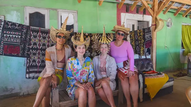 Luna Maya Liburan ke Pulau Rote kenakan topi rotan . [@lunamaya]