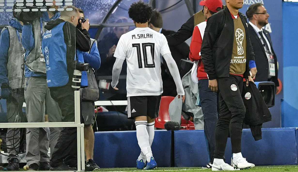 Striker Mesir, Mohamed Salah, berjalan meningalkan lapangan usai ditaklukkan Rusia pada laga Piala Dunia 2018 di Stadion Krestovsky, Saint-Petersburg, Rabu (20/6/2018). Rusia menang 3-1 atas Mesir. (AP/Martin Meissner)
