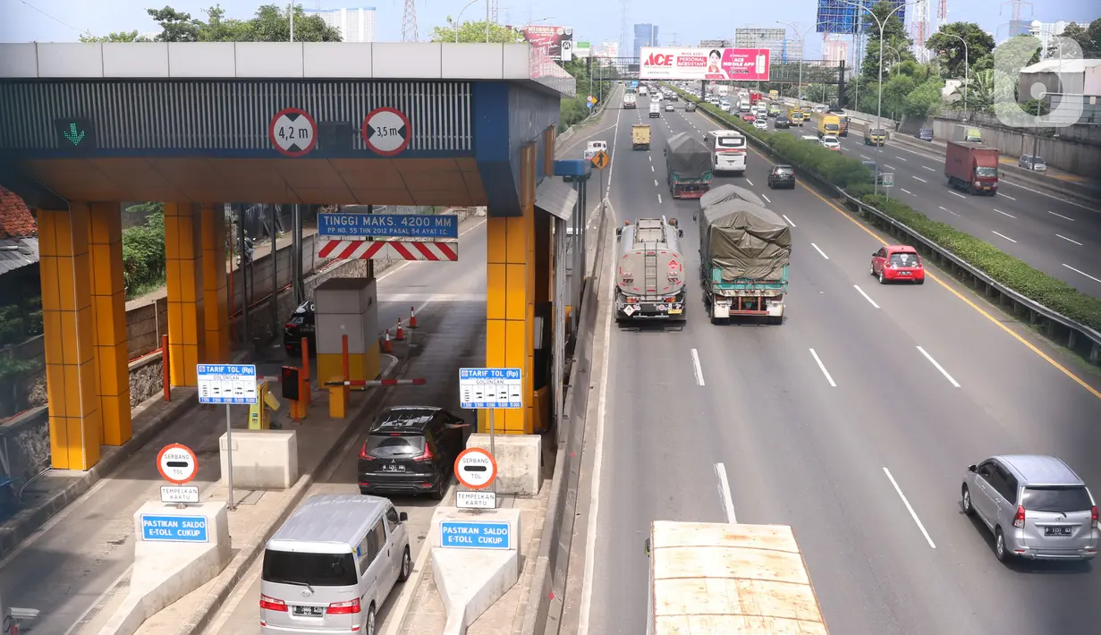 <p>Sejumlah pengguna jasa tol saat melakukan transaksi pembayaran di gerbang tol Karang Tengah, Tangerang, Selasa (24/11/2020). Sistem baru tersebut bertujuan mengurangi kepadatan di gardu pembayaran jalan tol. (Liputan6.com/Angga Yuniar)</p>