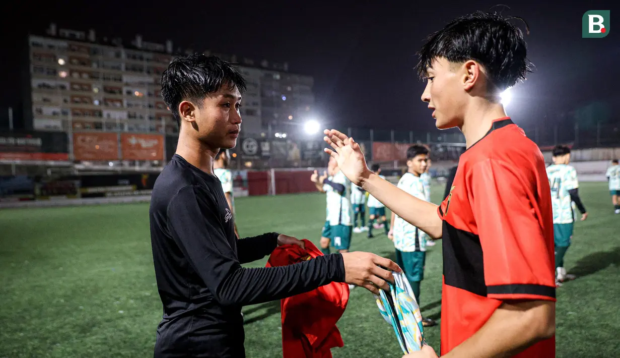 Pemain Korea-Korea Selecao bertukar jersey dengan pemain Clube Futebol de Benfica. (Bola.com/Bagaskara Lazuardi)