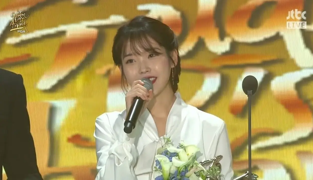 IU berhasil meraih penghargaan Daesang di ajang Golden Disc Awards 2018. (Foto: Soompi.com)