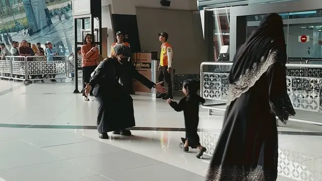 7 Potret Atta Halilintar dan Aurel Pulang dari Tanah Suci, Disambut Anak-Anak