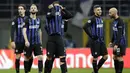 Para pemain Inter Milan tampak lesu usai gagal mengalahkan PSV Eindhoven pada laga Liga Champions di Stadion San Siro, Italia, Selasa (11/12). Kedua tim bermain imbang 1-1. (AP/Luca Bruno)