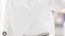 Lee Jun ho tampil rapi namun tetap santai mengenakan kemeja putih lengan panjang yang dipadukan inner t shirtnya warna senada. [Piaget]