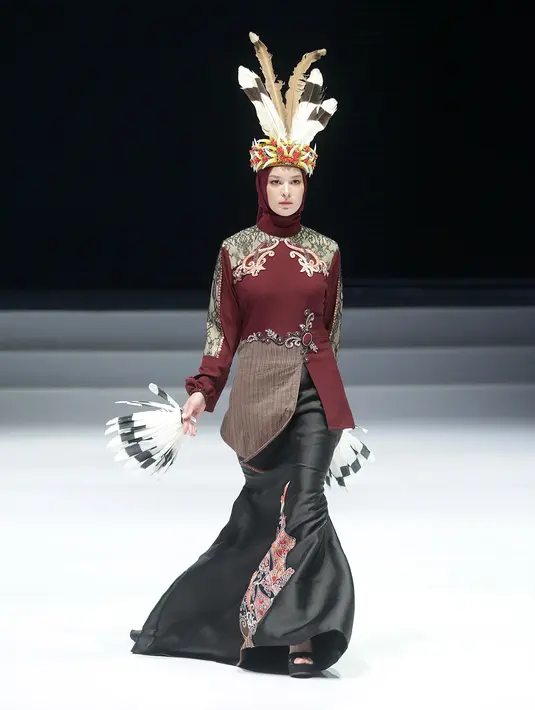 Lia Afif x Pemerintah Kabupaten Kutai Timur menjadi tajuk gelaran koleksi terbaru Rakata Andala. Batik motif burung enggang juga menjadi bagian dari paduan tenun Rakat dan detail yang memikat di busana-busana yang diperagakan. [Foto: Bambang E Ros/Fimela.com]