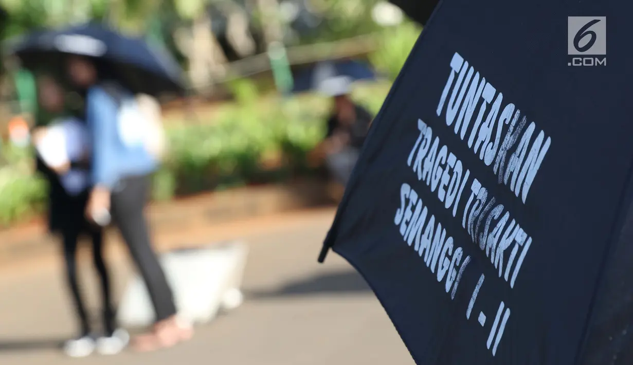 Aktivis melaksanakan aksi kamisan perdana di tahun 2019 di depan Istana Negara, Jakarta, Kamis (3/1). Mereka meminta pemerintah menyelesaikan kasus pelanggaran HAM masa lalu. (Liputan6.com/Helmi Fithriansyah)