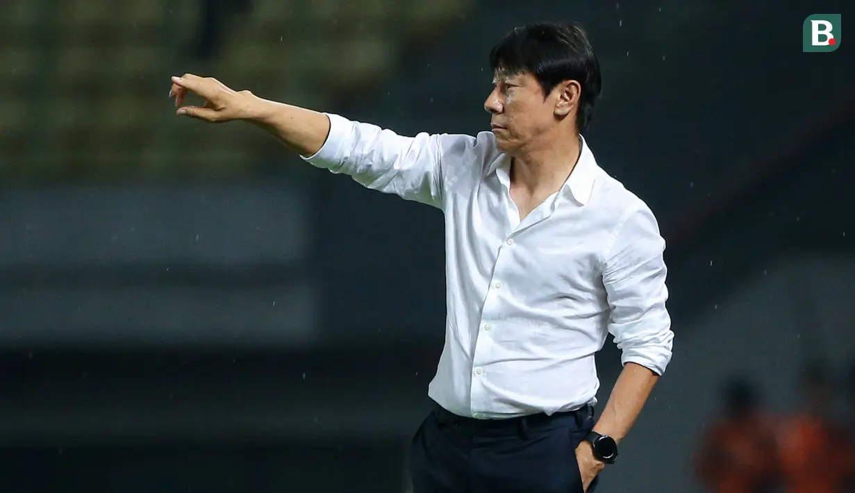 <p>Pelatih timnas Indonesia, Shin Tae-yong,&nbsp;memberikan instruksi dari pinggir lapangan dalam pertandingan uji coba FIFA Matchday&nbsp; melawan timnas Burundi yang berlangsung di stadion Patriot Candrabhaga, Bekasi, Sabtu (25/3/2023). (Bola.com/Bagaskara Lazuardi)</p>